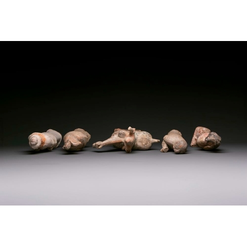 437 - Five various Chinese painted terracotta figures, TangH.: 35,5 cm (the tallest)H.: 29 cm (the smalles... 