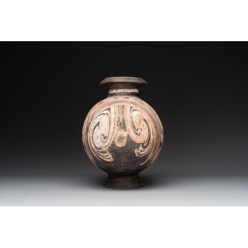 438 - Two Chinese terracotta sculptures and a painted cocoon vase, HanH.: 30,5 cm - L.: 20,2 cm (the seate... 