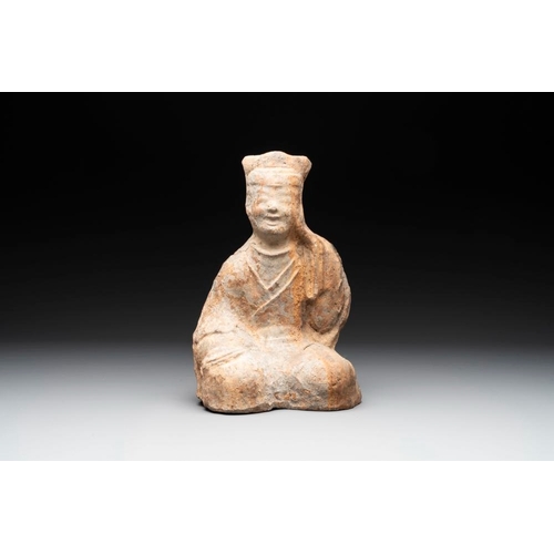 438 - Two Chinese terracotta sculptures and a painted cocoon vase, HanH.: 30,5 cm - L.: 20,2 cm (the seate... 