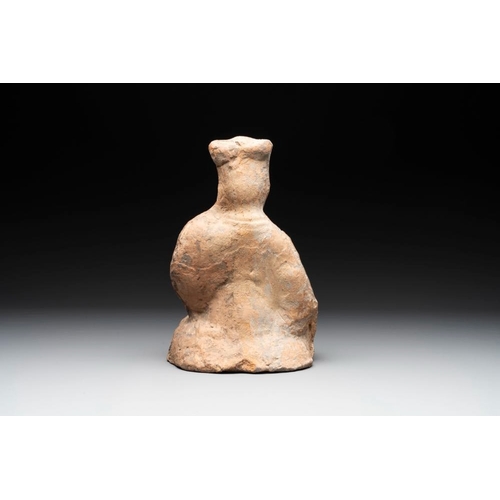 438 - Two Chinese terracotta sculptures and a painted cocoon vase, HanH.: 30,5 cm - L.: 20,2 cm (the seate... 