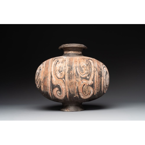 438 - Two Chinese terracotta sculptures and a painted cocoon vase, HanH.: 30,5 cm - L.: 20,2 cm (the seate... 