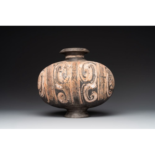 438 - Two Chinese terracotta sculptures and a painted cocoon vase, HanH.: 30,5 cm - L.: 20,2 cm (the seate... 