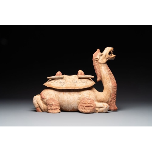 441 - A pair of Chinese polychrome-painted terracotta camels with saddles, TangL.: 55,5 cm - H.: 43,5 cm (... 