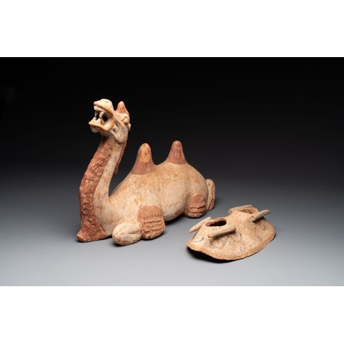 441 - A pair of Chinese polychrome-painted terracotta camels with saddles, TangL.: 55,5 cm - H.: 43,5 cm (... 