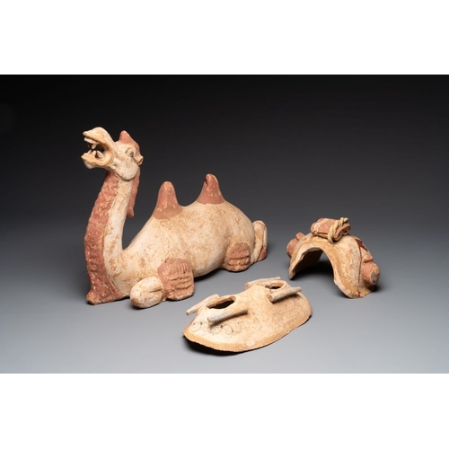 441 - A pair of Chinese polychrome-painted terracotta camels with saddles, TangL.: 55,5 cm - H.: 43,5 cm (... 