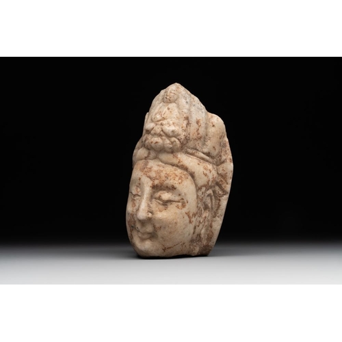 448 - A Chinese marble head of Guanyin, TangDim.: 7,8 x 4 x 5 cmThe absence of a condition report does not... 