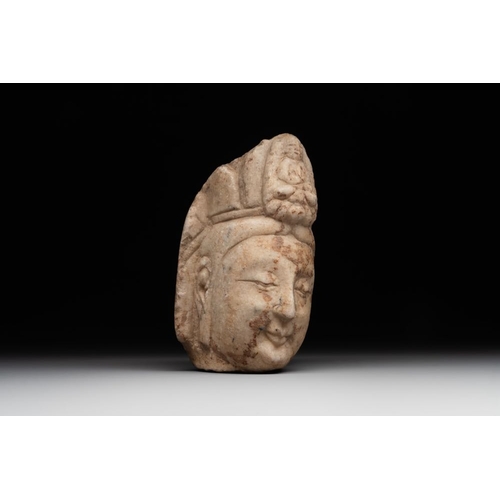 448 - A Chinese marble head of Guanyin, TangDim.: 7,8 x 4 x 5 cmThe absence of a condition report does not... 