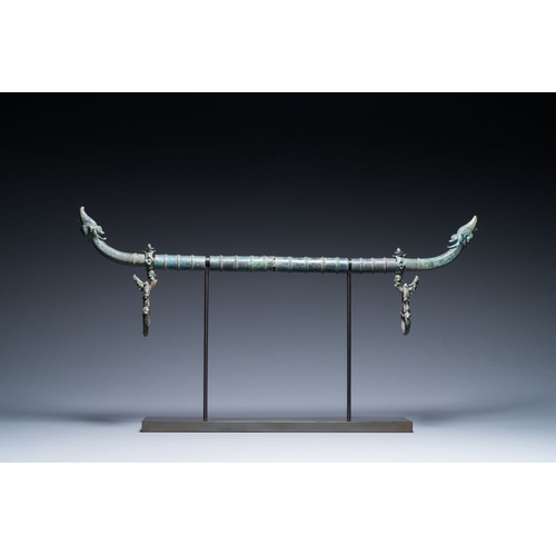 453 - A bronze Khmer palanquin fitting, Cambodia or Thailand, probably Angkor period, 13th C.L.: 84,5 cm -... 