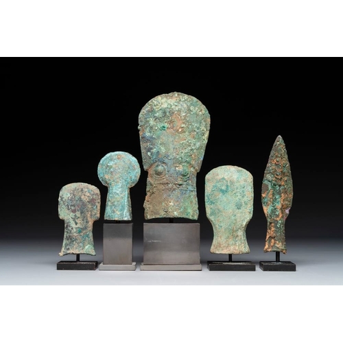 462 - Four Chinese and Vietnamese bronze axes and an arrowhead, Western Zhou/Dong SonH.: 16,2 cm - L.: 9,4... 