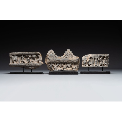 470 - Five Gandhara grey schist frieze fragments with narrative design, 1/5th C.H.: 13,3 cm - L.: 30,2 cm ... 