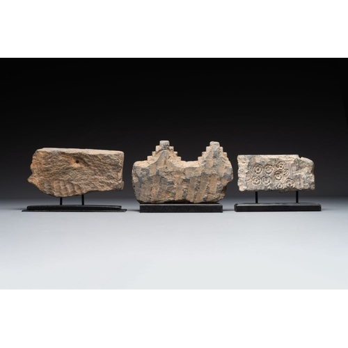 470 - Five Gandhara grey schist frieze fragments with narrative design, 1/5th C.H.: 13,3 cm - L.: 30,2 cm ... 