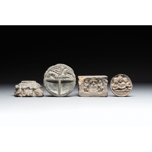 474 - Six Gandhara grey schist fragments with divinities and floral design, 1/4th C.H.: 19,5 cm - L.: 27 c... 