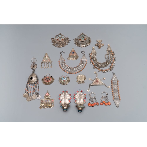 479 - A varied collection of jewellery and accessories, Afghanistan, India, Pakistan, and Yemen, 19th C.Di... 