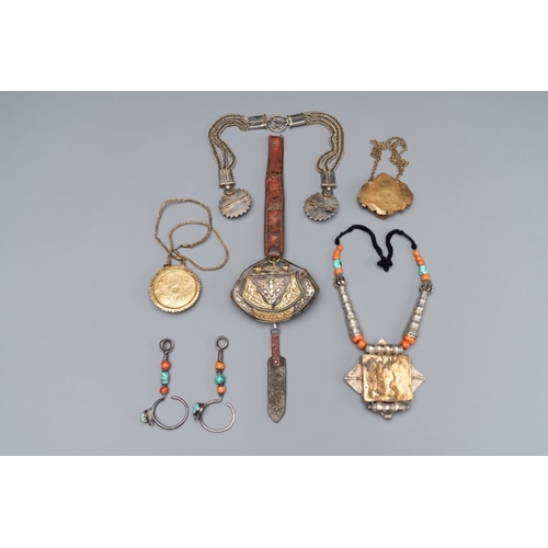 480 - A varied collection of Himalayan accessories with turquoise ornaments, Tibet, 19th C.L.: 11,7 cm - H... 