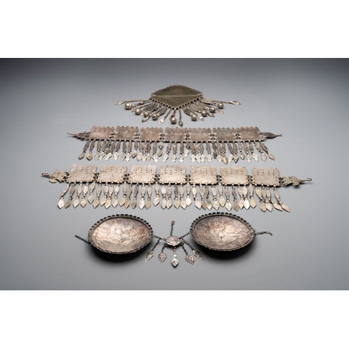 482 - Three silver head ornaments and a chest ornament, Turkmenistan, 19/20th C.L.: 59 cm - H.: 16 cm (the... 