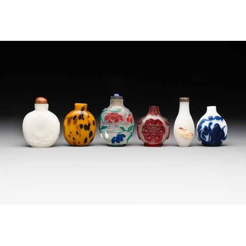 492 - Ten Chinese overlay, multi-coloured and monochrome glass snuff bottles, 19/20th C.H.: 7,2 cm (the ta... 