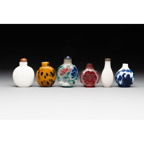 492 - Ten Chinese overlay, multi-coloured and monochrome glass snuff bottles, 19/20th C.H.: 7,2 cm (the ta... 