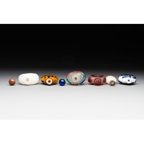 492 - Ten Chinese overlay, multi-coloured and monochrome glass snuff bottles, 19/20th C.H.: 7,2 cm (the ta... 