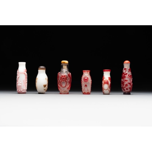 493 - A group of six Chinese overlay glass snuff bottles, 19th C.H.: 7,2 cm (the tallest incl. stopper)The... 