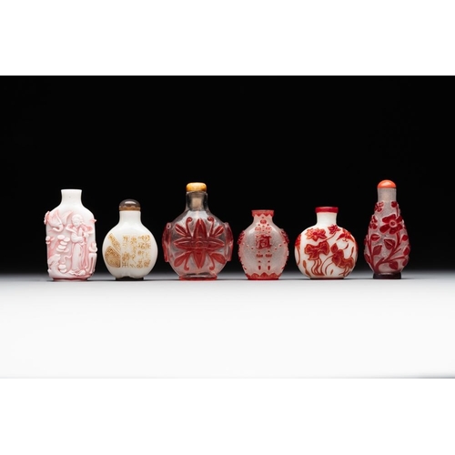 493 - A group of six Chinese overlay glass snuff bottles, 19th C.H.: 7,2 cm (the tallest incl. stopper)The... 