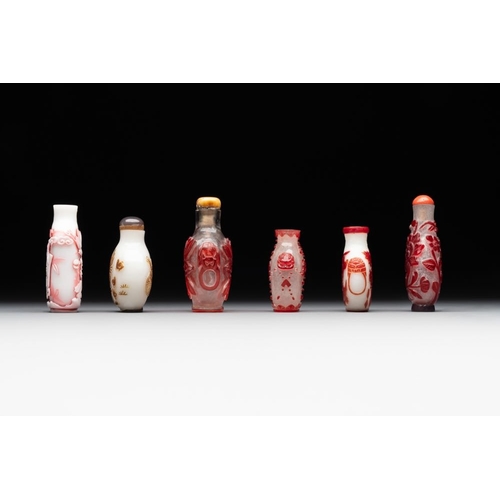 493 - A group of six Chinese overlay glass snuff bottles, 19th C.H.: 7,2 cm (the tallest incl. stopper)The... 