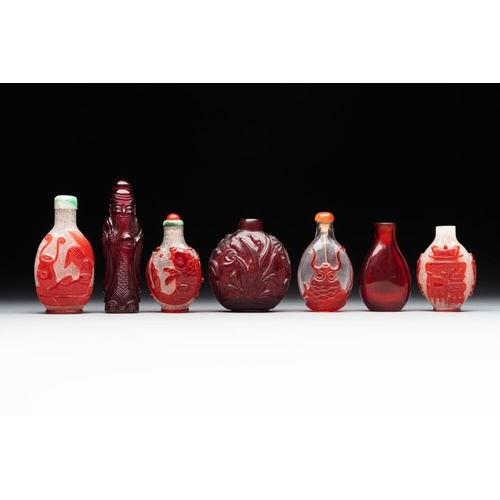 494 - A group of seven Chinese red-overlay glass and red glass snuff bottles, 19/20th C.H.: 9 cm (the tall... 