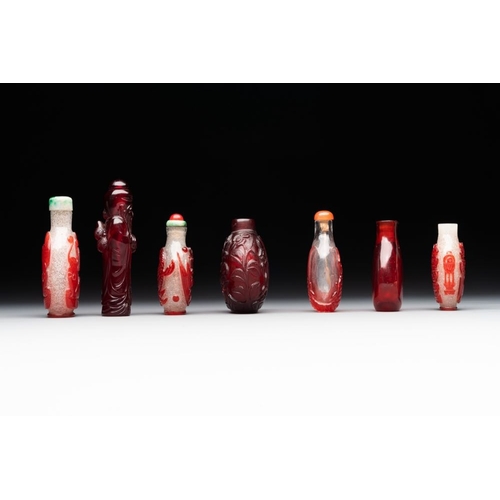 494 - A group of seven Chinese red-overlay glass and red glass snuff bottles, 19/20th C.H.: 9 cm (the tall... 