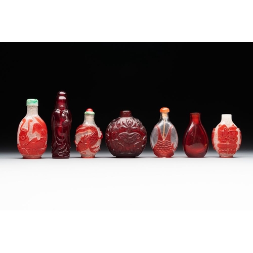 494 - A group of seven Chinese red-overlay glass and red glass snuff bottles, 19/20th C.H.: 9 cm (the tall... 