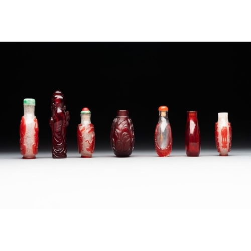 494 - A group of seven Chinese red-overlay glass and red glass snuff bottles, 19/20th C.H.: 9 cm (the tall... 