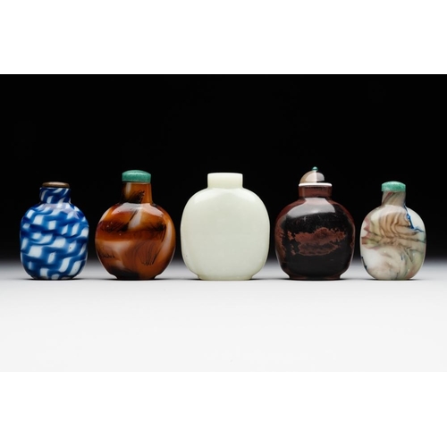 495 - Five Chinese glass snuff bottles, 19/20th C.H.: 6,5 cm (the tallest incl. stopper)The absence of a c... 