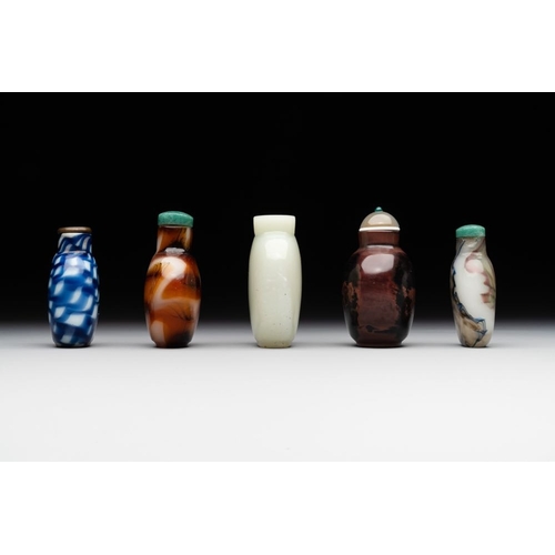 495 - Five Chinese glass snuff bottles, 19/20th C.H.: 6,5 cm (the tallest incl. stopper)The absence of a c... 