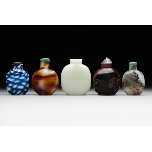 495 - Five Chinese glass snuff bottles, 19/20th C.H.: 6,5 cm (the tallest incl. stopper)The absence of a c... 