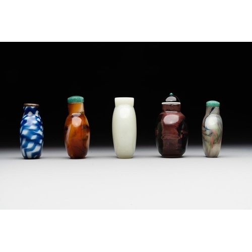 495 - Five Chinese glass snuff bottles, 19/20th C.H.: 6,5 cm (the tallest incl. stopper)The absence of a c... 