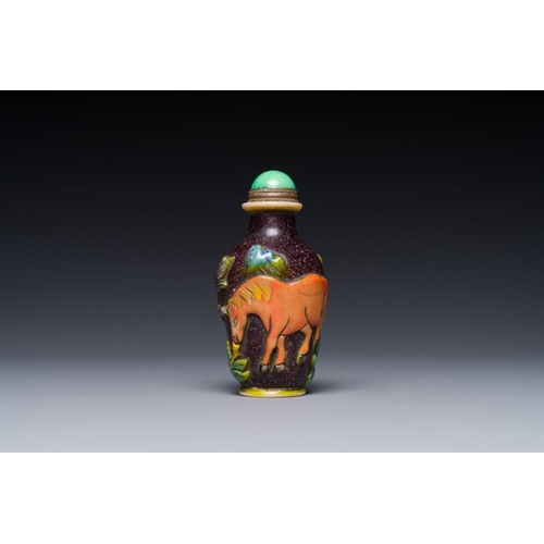 497 - A Chinese overlay Peking glass snuff bottle with horses, Yongzheng mark, 19th C.H.: 8,1 cm (incl. st... 