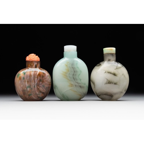 499 - Three Chinese swirled glass snuff bottles, QingH.: 7 cm (the tallest, incl. stopper)The absence of a... 