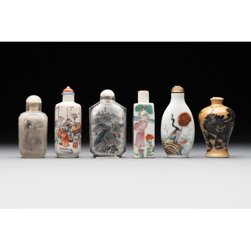 500 - Six various Chinese porcelain and glass snuff bottles, 19th C.H.: 8,1 cm (the tallest incl. stopper)... 