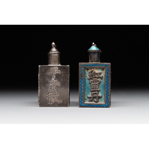 509 - A pair of four-fold Chinese enamelled and engraved silver medicine bottles, 19th C.H.: 4,2 cm (each,... 