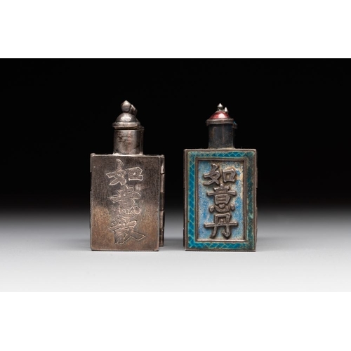 509 - A pair of four-fold Chinese enamelled and engraved silver medicine bottles, 19th C.H.: 4,2 cm (each,... 