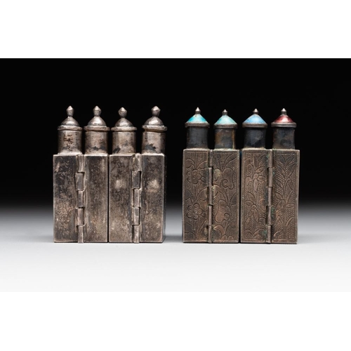 509 - A pair of four-fold Chinese enamelled and engraved silver medicine bottles, 19th C.H.: 4,2 cm (each,... 