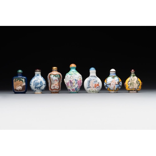 510 - Seven various Chinese snuff bottles, Qianlong mark, 19/20th C.H.: 8 cm (the tallest incl. stopper)H.... 