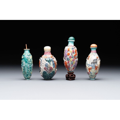 511 - Eight Chinese moulded famille rose snuff bottles, Qianlong mark, 19th C.H.: 10,5 cm (the tallest inc... 