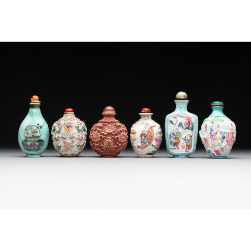 514 - Six Chinese famille rose moulded snuff bottles, Qianlong mark, 19/20th C.H.: 9,2 cm (the tallest inc... 