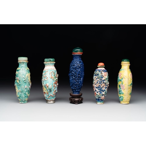 515 - Five Chinese moulded famille rose snuff bottles, Qianlong mark, 19th C.H.: 10 cm (the tallest, incl.... 