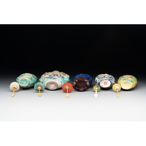 515 - Five Chinese moulded famille rose snuff bottles, Qianlong mark, 19th C.H.: 10 cm (the tallest, incl.... 