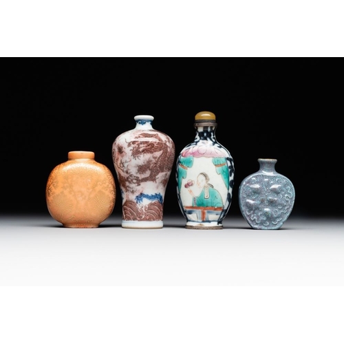 516 - Four various Chinese porcelain snuff bottles, 19th C.H.: 9 cm (the tallest incl. stopper)The absence... 