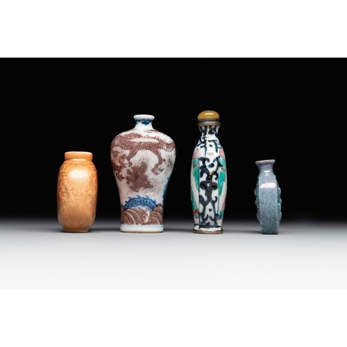 516 - Four various Chinese porcelain snuff bottles, 19th C.H.: 9 cm (the tallest incl. stopper)The absence... 