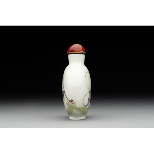 522 - A Chinese famille rose 'grasshopper' snuff bottle, Daoguang mark and of the periodH.: 7 cm (incl. st... 