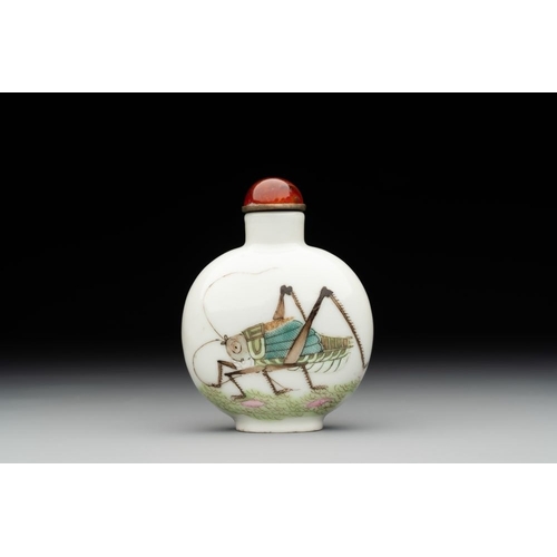 522 - A Chinese famille rose 'grasshopper' snuff bottle, Daoguang mark and of the periodH.: 7 cm (incl. st... 