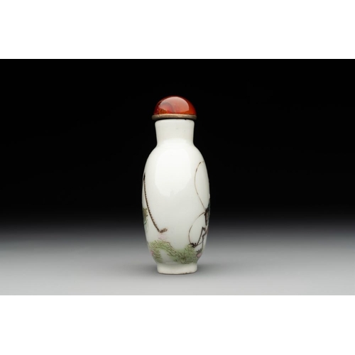 522 - A Chinese famille rose 'grasshopper' snuff bottle, Daoguang mark and of the periodH.: 7 cm (incl. st... 