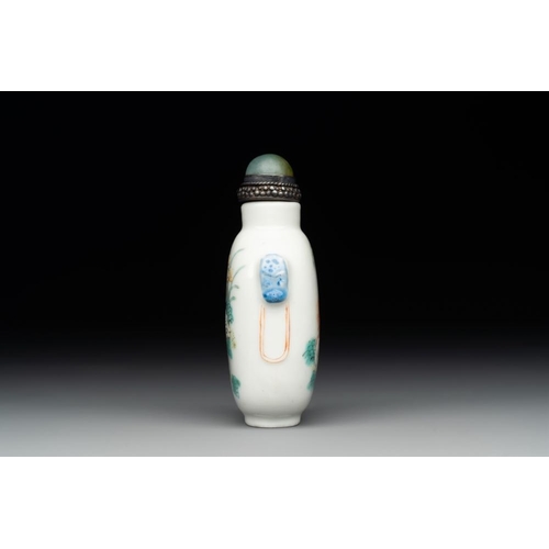 523 - A rare Chinese famille rose 'Pekinese' snuff bottle, Shen De Tang Zhi mark, DaoguangH.: 7,8 cm (incl... 